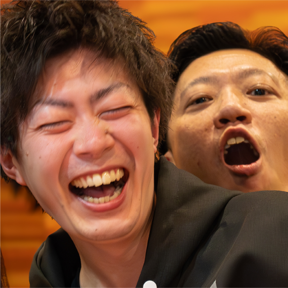 男性2人笑顔