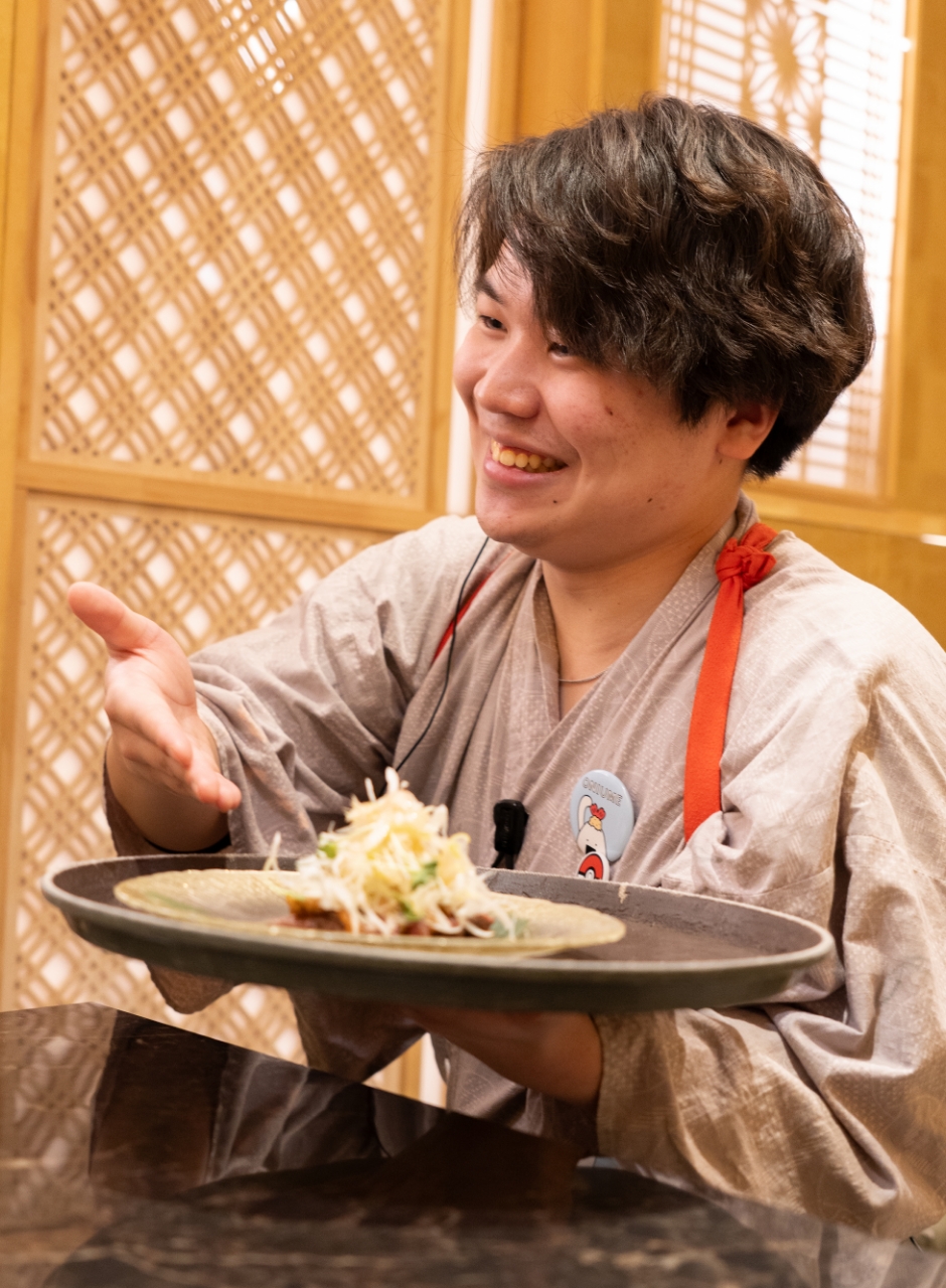 和装で料理を提供する男性スタッフ