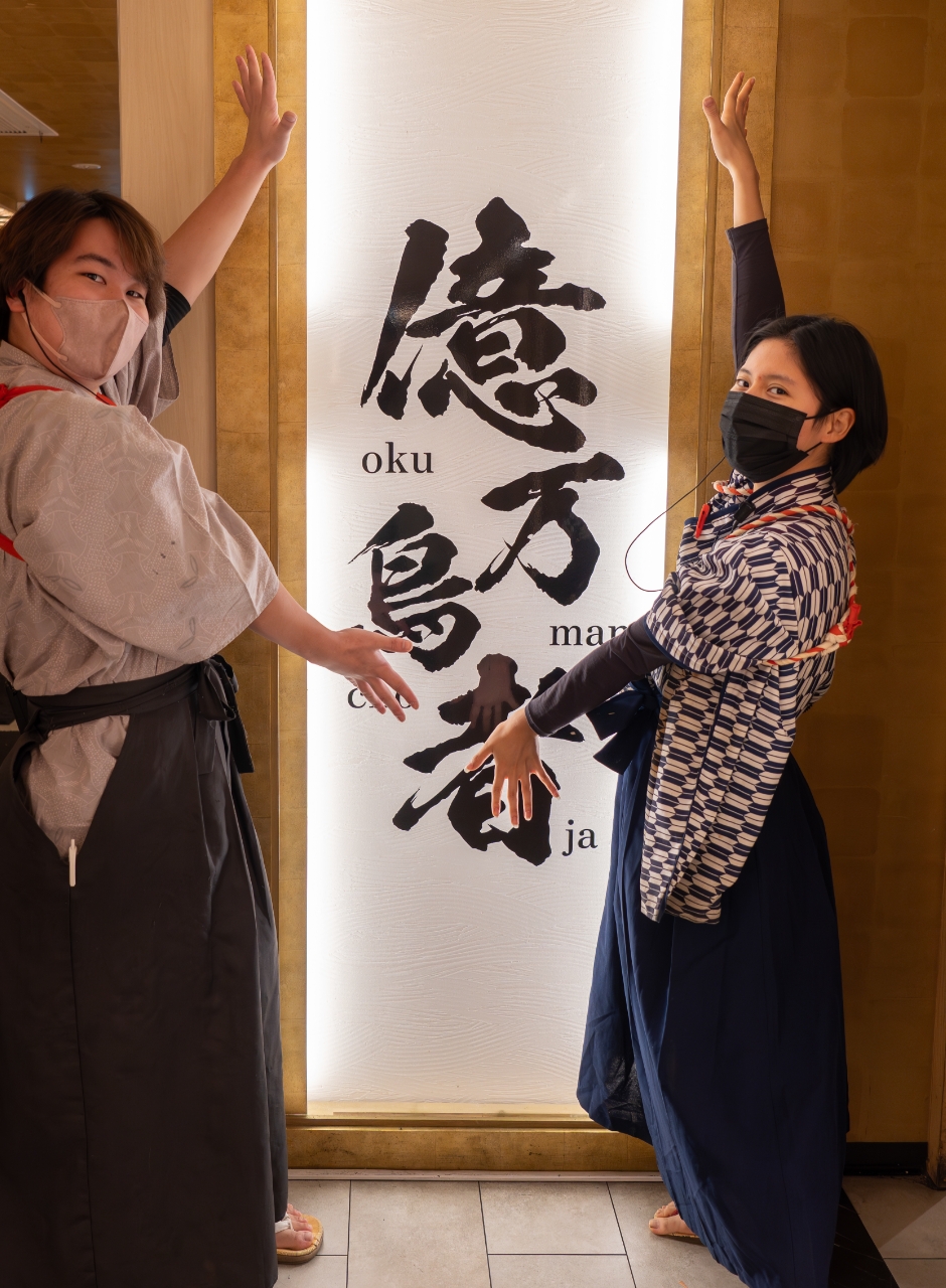 働く接客スタッフ2人