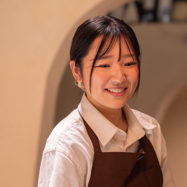 笑顔で接客している女性スタッフ