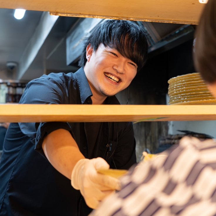 笑顔で談笑しているスタッフ