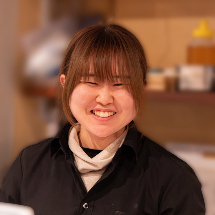 笑顔で接客している女性スタッフ