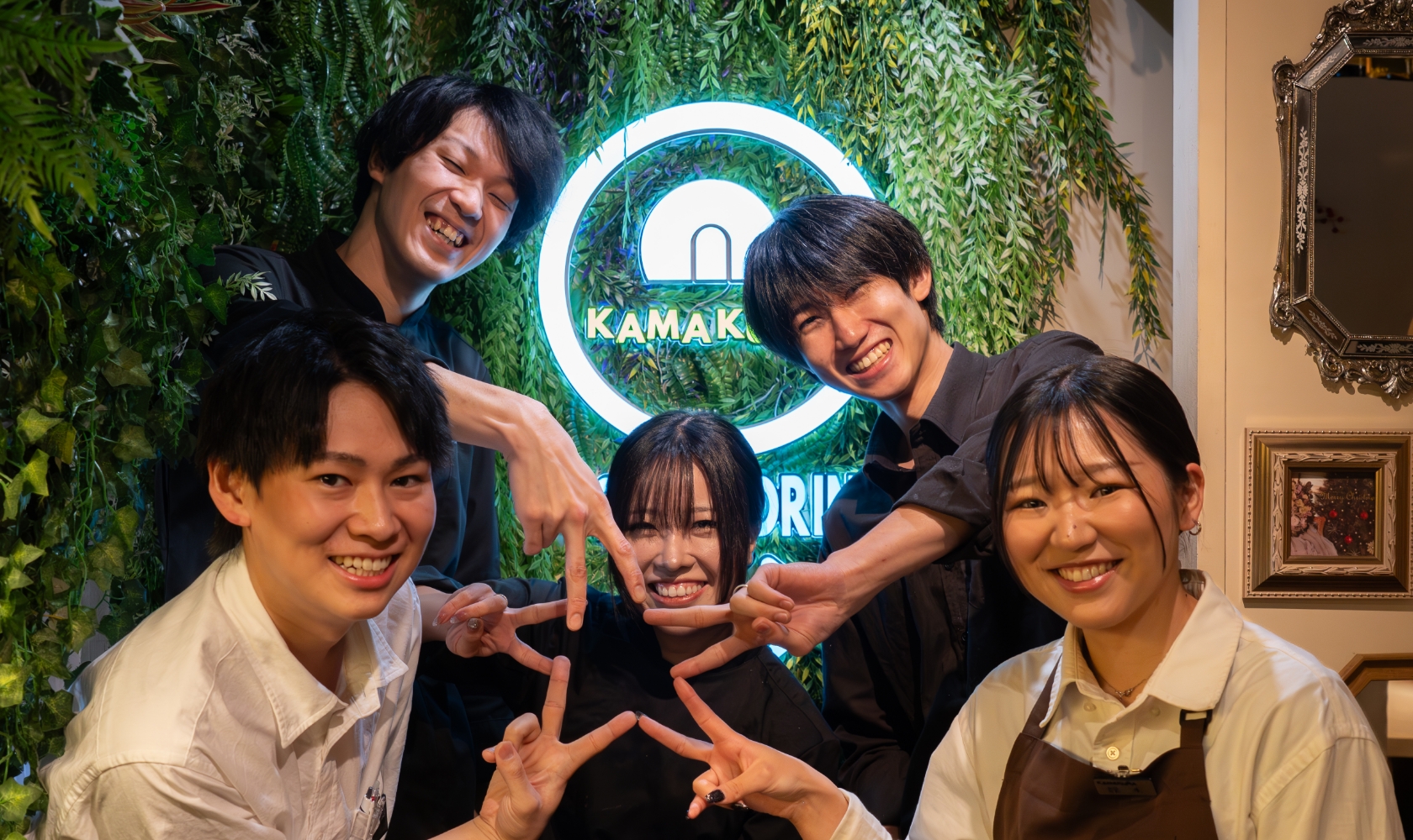 笑顔のスタッフ 星サイン