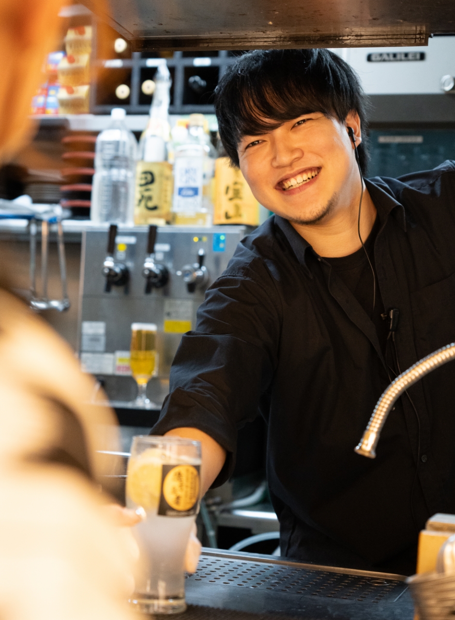 提供ドリンクを作る男性スタッフ
