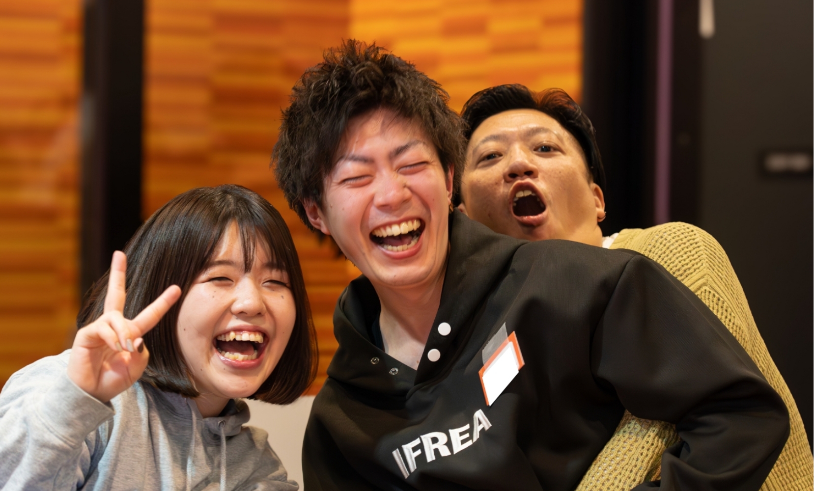 笑顔の3人のスタッフ