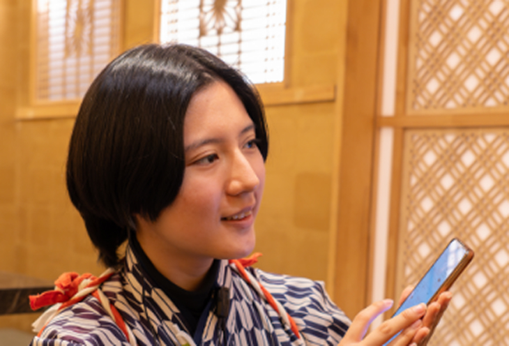 和装で接客をしている女性スタッフ