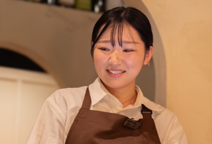 エプロン姿で笑顔の女性スタッフ