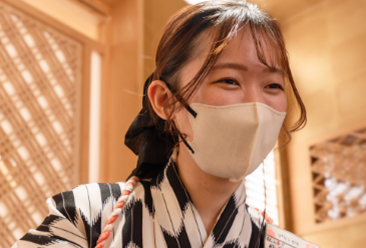 和装で接客している笑顔の女性スタッフ