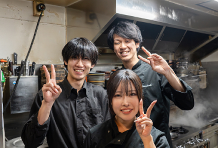 厨房で働く仲の良いスタッフ3人