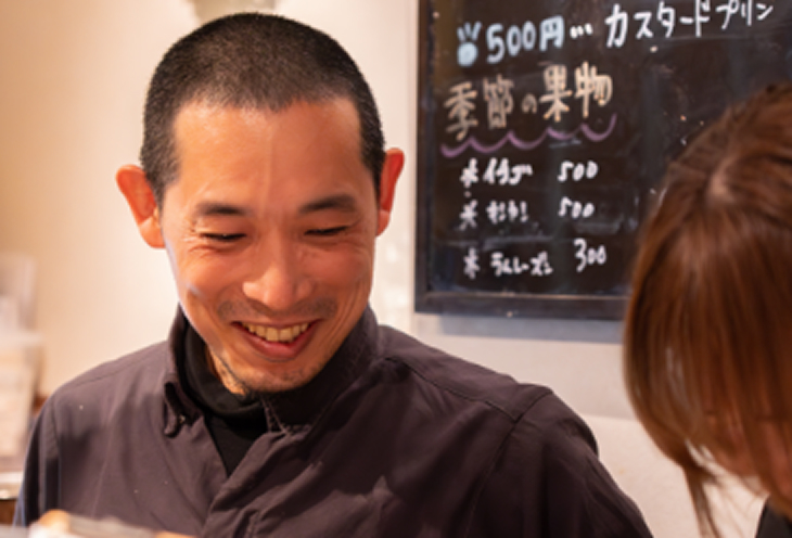 笑顔の男性スタッフと女性スタッフ