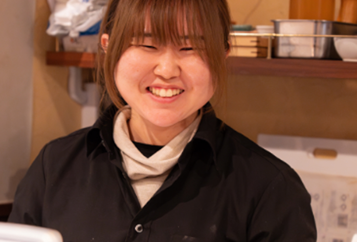 笑顔で接客している女性スタッフ