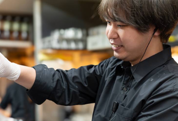 厨房で提供飲料を作っている男性スタッフ