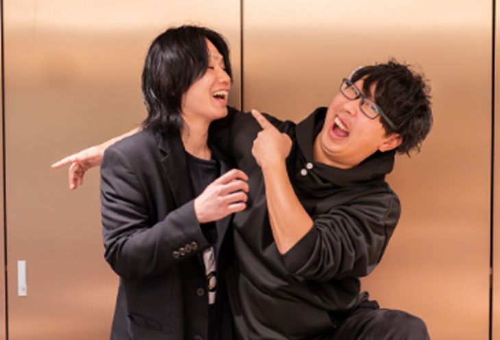 肩を組んでいる笑顔の男性スタッフ