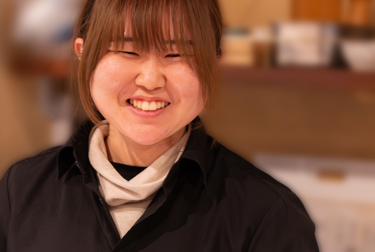 笑顔の働いている女性スタッフ