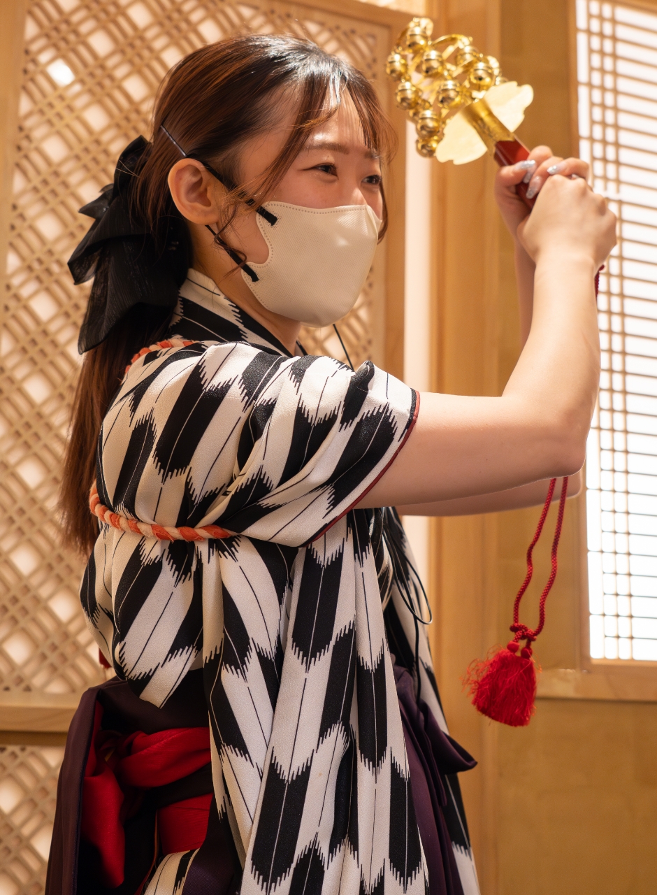 和装で神楽鈴を持つ女性スタッフ