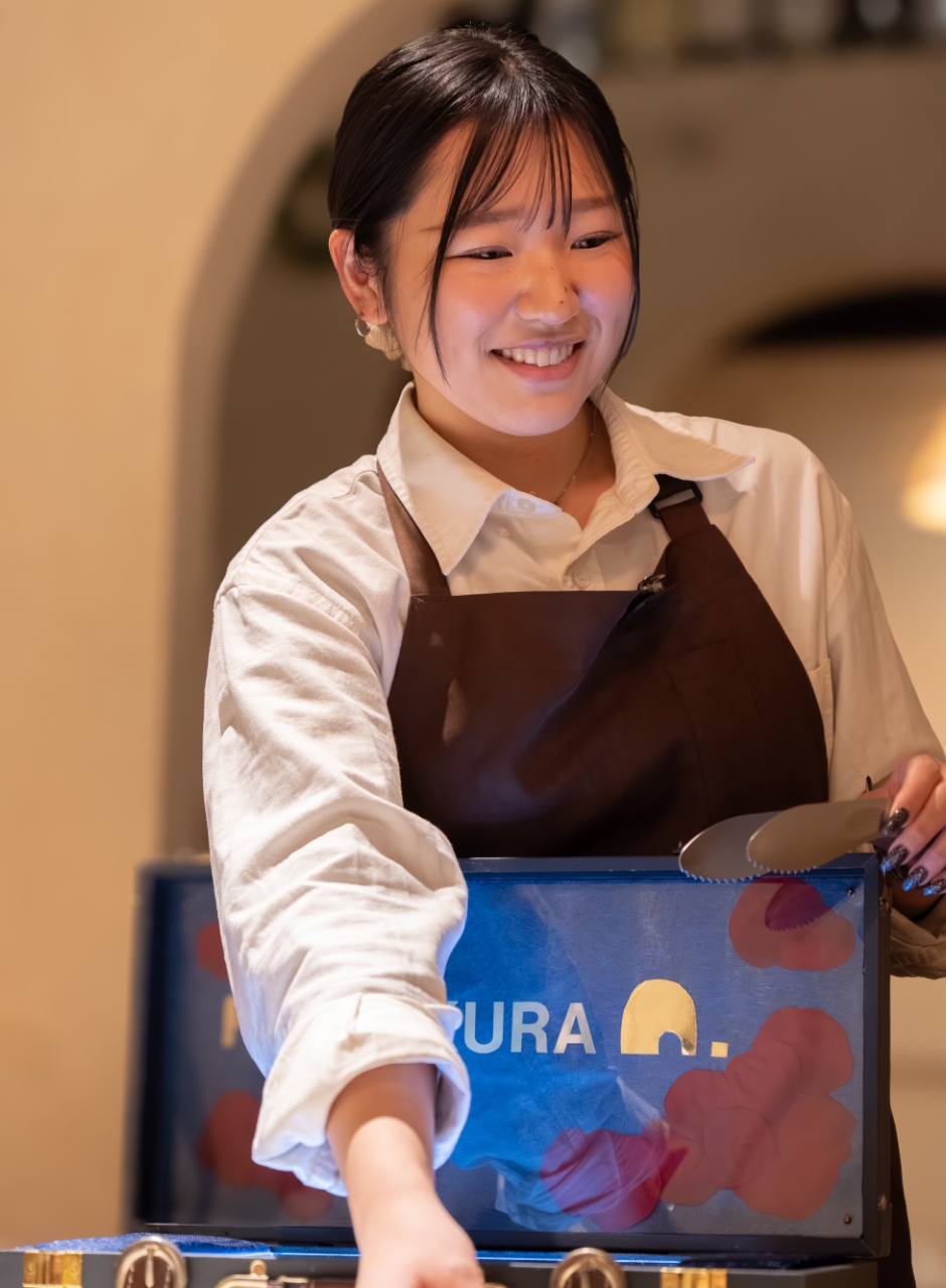 エプロン姿で接客をする女性スタッフ