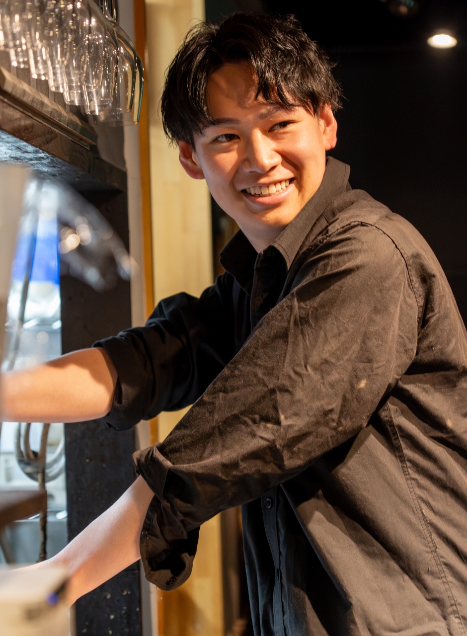 談笑している男性スタッフ