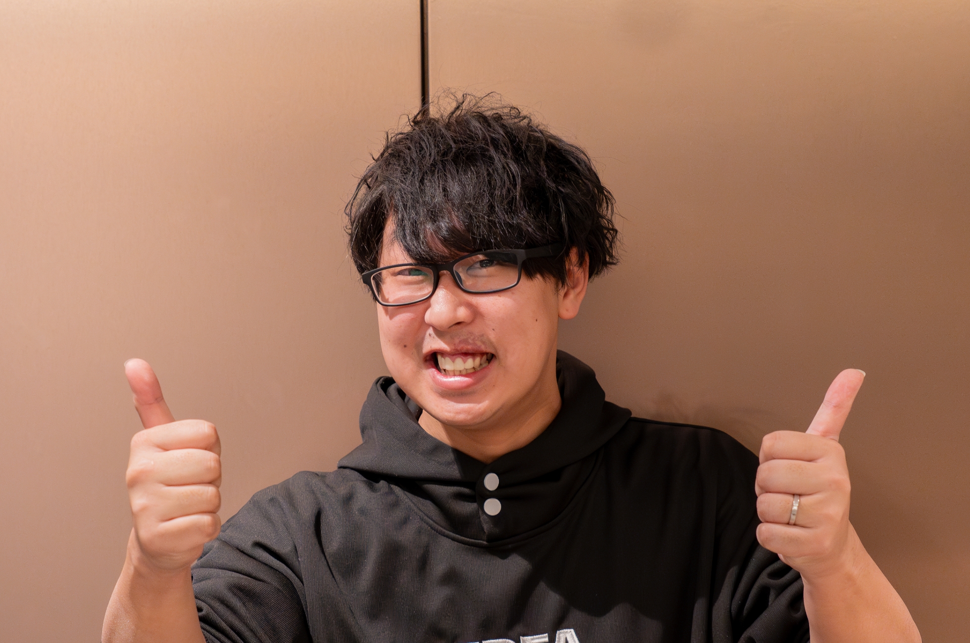 インタビューメガネをかけた男性