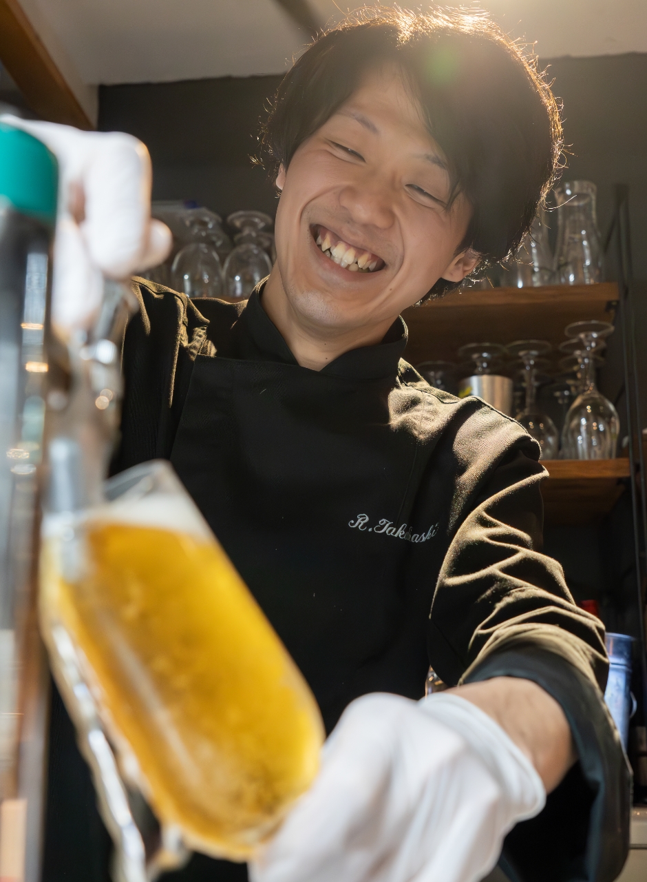ビールを注いでいる男性スタッフ