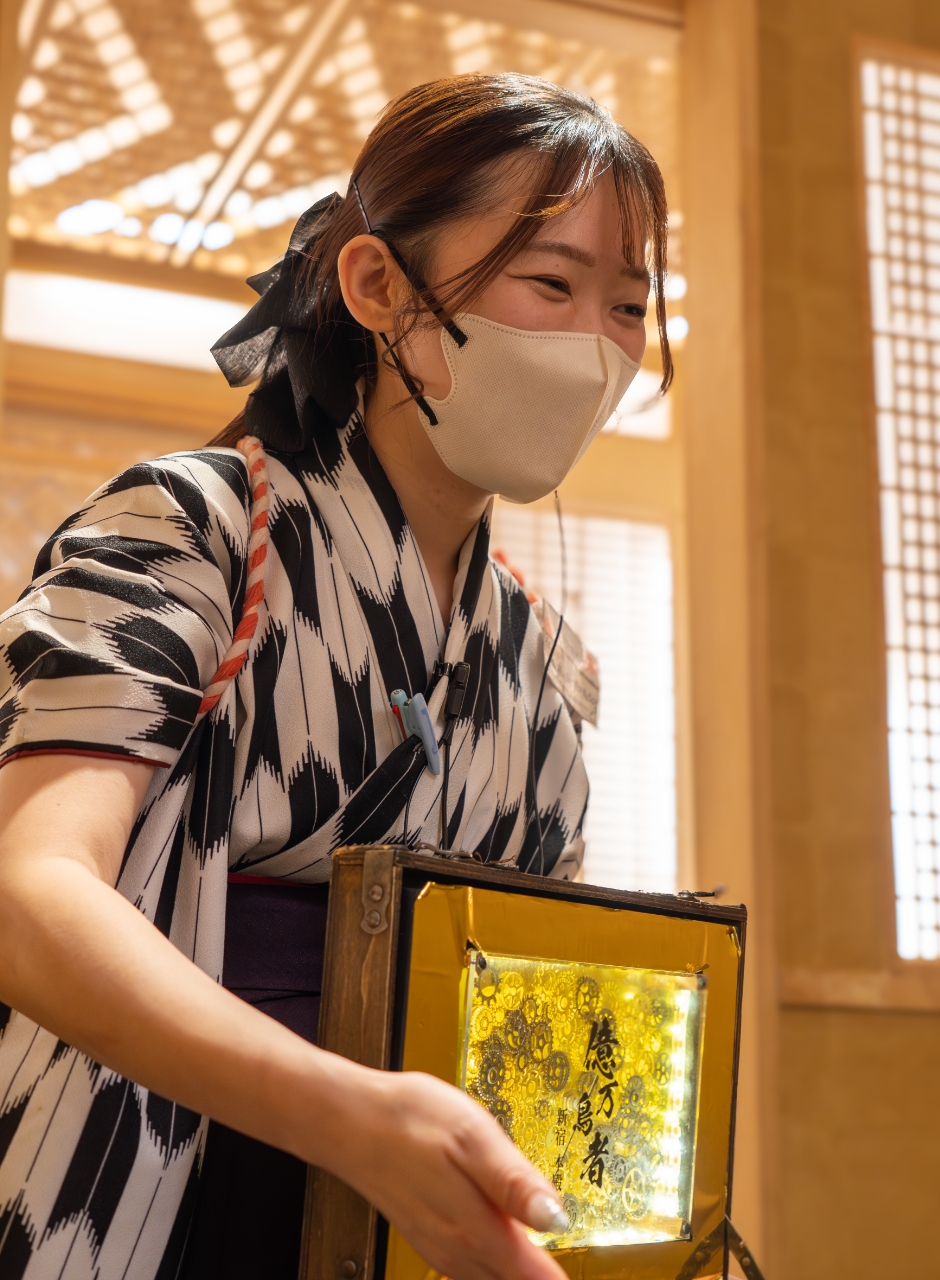 和装笑顔で接客している女性スタッフ